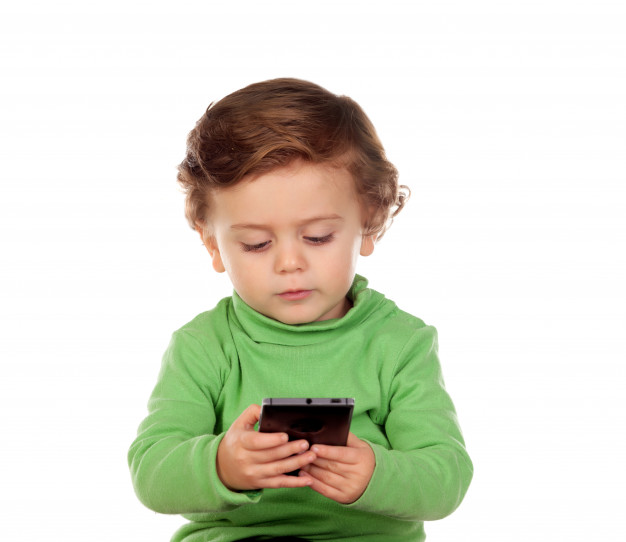 Hoje não é raro ver bebês e crianças utilizando celulares e tablets. É preciso proibir?